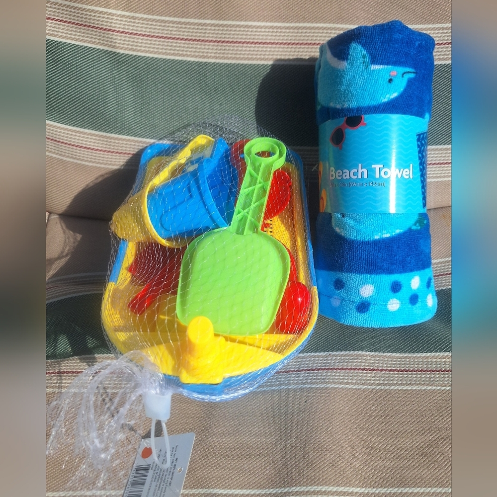 NWT Dolphin Beach Towel And Beach Toys - Picture 2 of 4